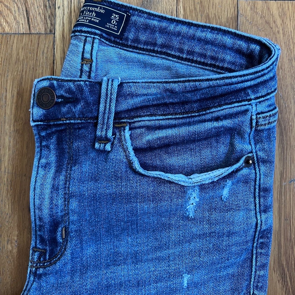 A&F Low Rise Distressed Ankle Jeans - Picture 4 of 4